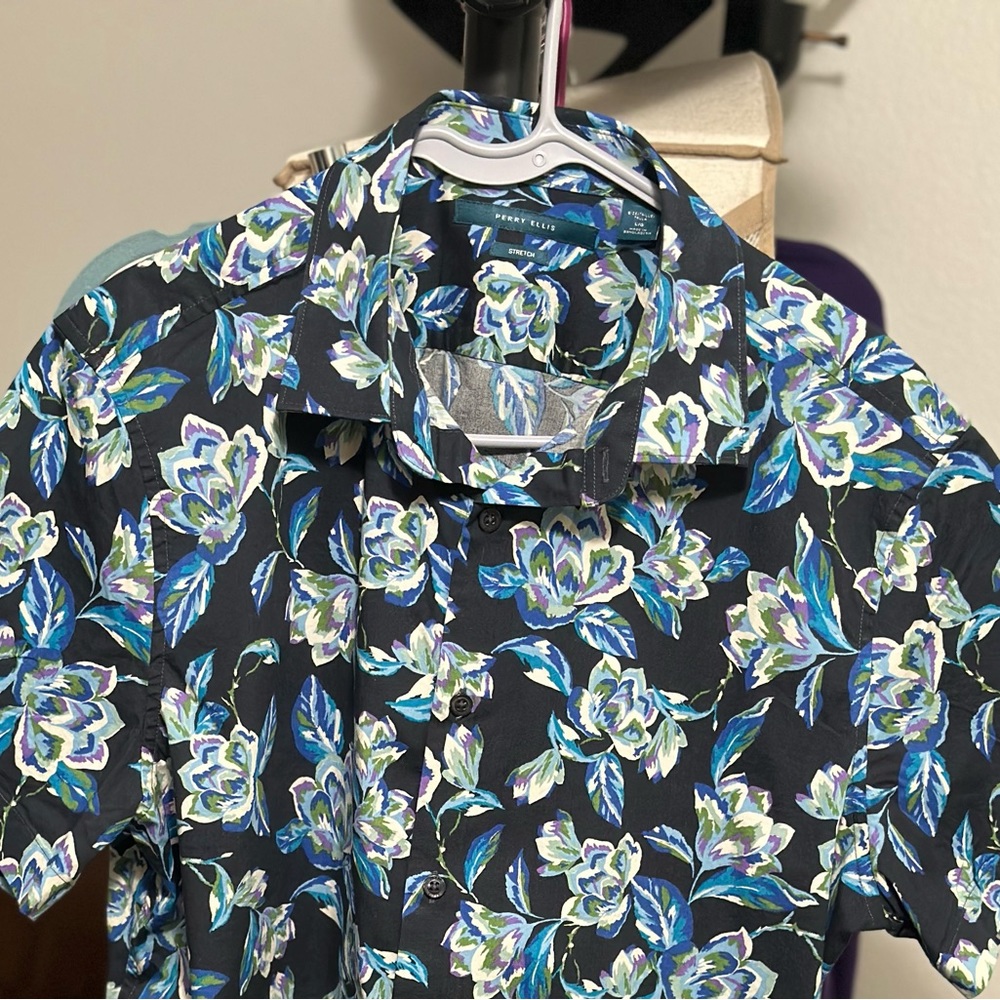Perry Ellis. Men’s shirt. Large, Stretch.Worn only once. Looks same as new.